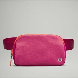 lululemon Everywhere Belt Bag in Pink Lychee /
Ripened Raspberry 💗